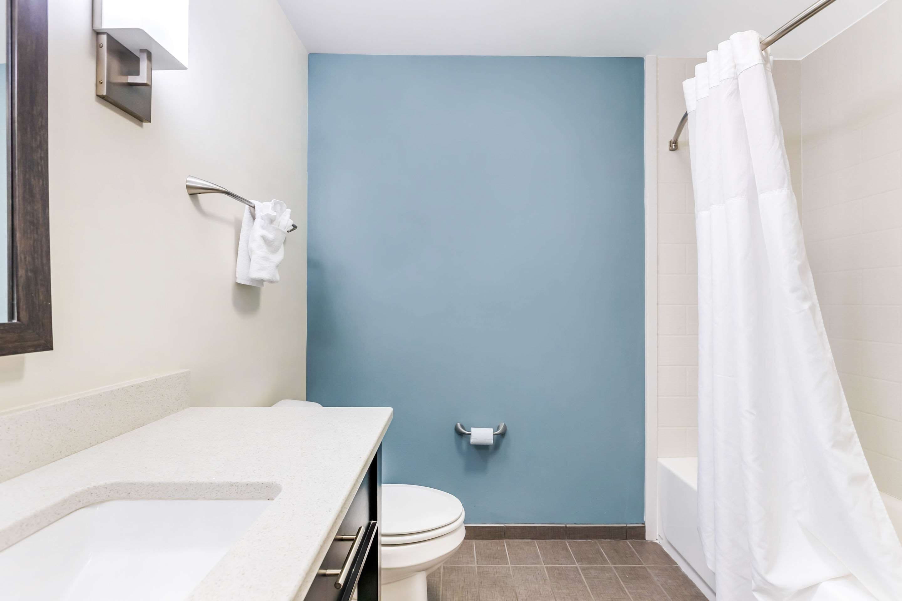 standard room, 2 queen beds, non smoking | bathroom | free toiletries, hair dryer, towels