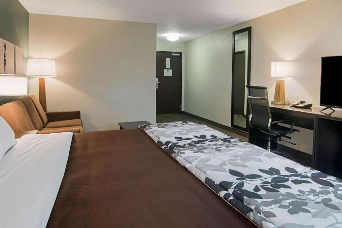 Desk, blackout drapes, iron/ironing board, free WiFi