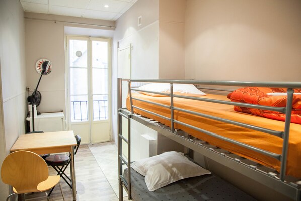 A dormitory room with a bunk bed, a desk, a chair, and a window. - Victoria House - Hostel (Nice)