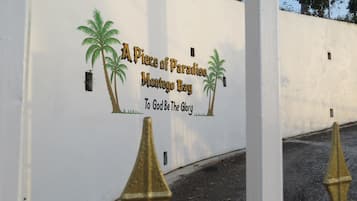 Entrada de la propiedad
