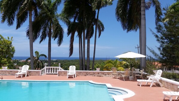 Outdoor pool, pool umbrellas, sun loungers - A Piece of Paradise Montego Bay (Montego Bay)