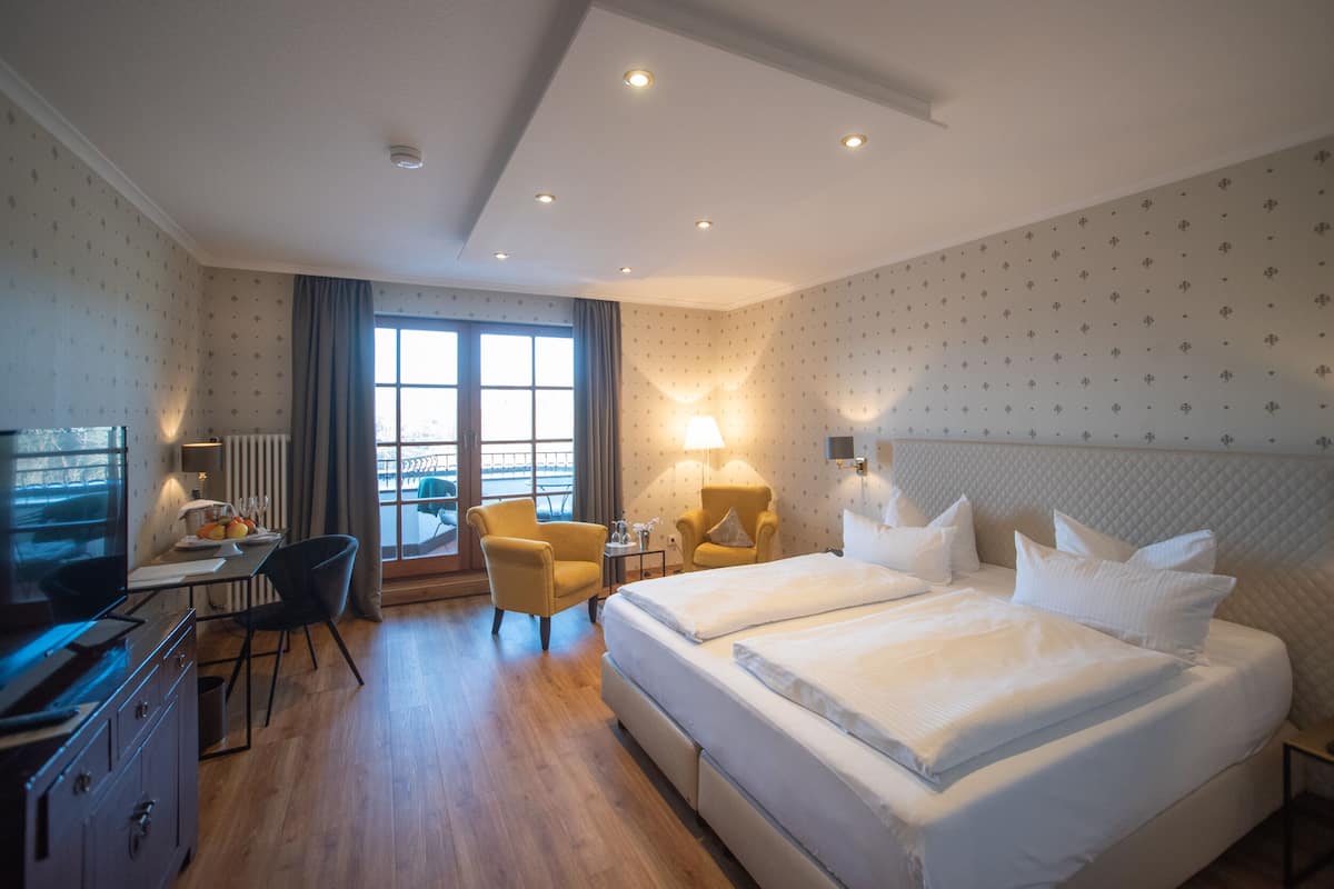 Een kluis op de kamer, een bureau, babybedden, extra bedden
