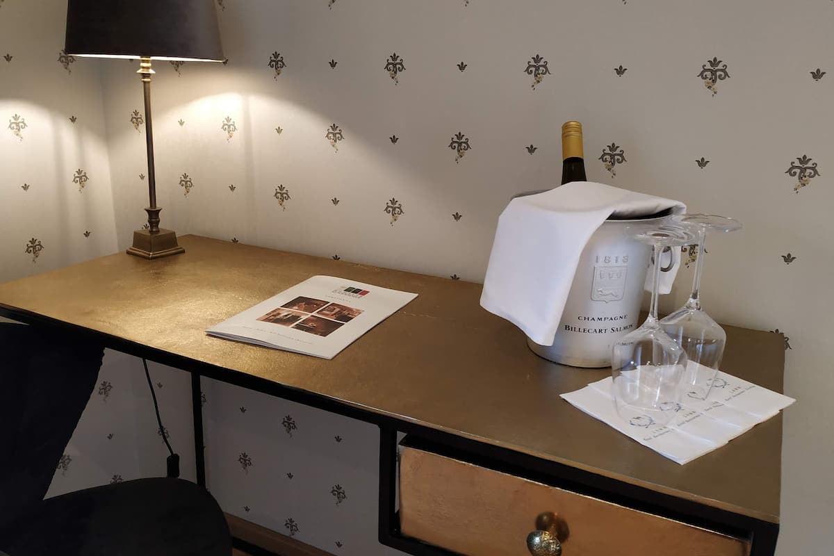 Een kluis op de kamer, een bureau, babybedden, extra bedden