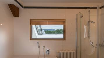 Articles de toilette gratuits, sĂšche-cheveux, chaussons