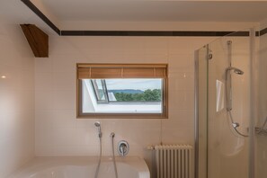 Gratis toiletartikelen, een haardroger, pantoffels, handdoeken