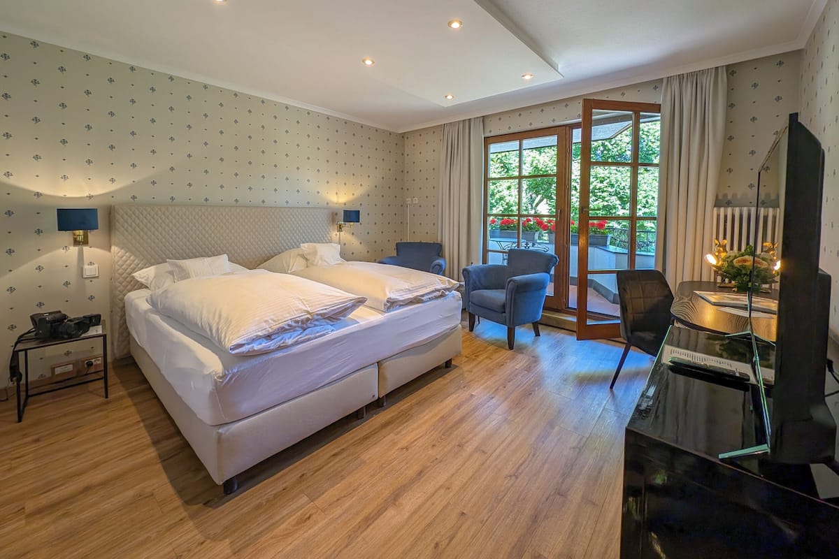 comfort double room | in-room safe, desk, cots/infant beds, rollaway beds