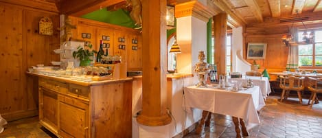 Daily continental breakfast (EUR 12 per person)