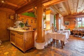 Daily continental breakfast for a fee - Hotel Restaurant Vinothek Lamm (Bad Herrenalb)