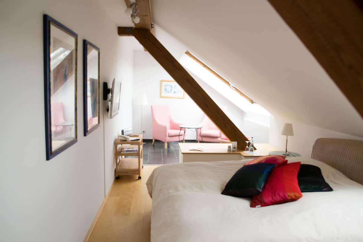 Een kluis op de kamer, een bureau, babybedden, extra bedden