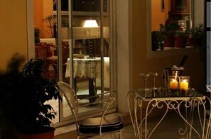 Un espace de détente intérieur, agrémenté d’une table, de chaises et d’une plante en pot.