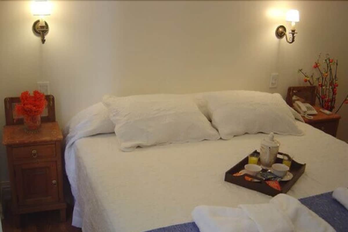 Habitación estándar con 1 cama matrimonial o 2 individuales | Caja de seguridad en la habitación, cunas, camas extra y wifi gratis