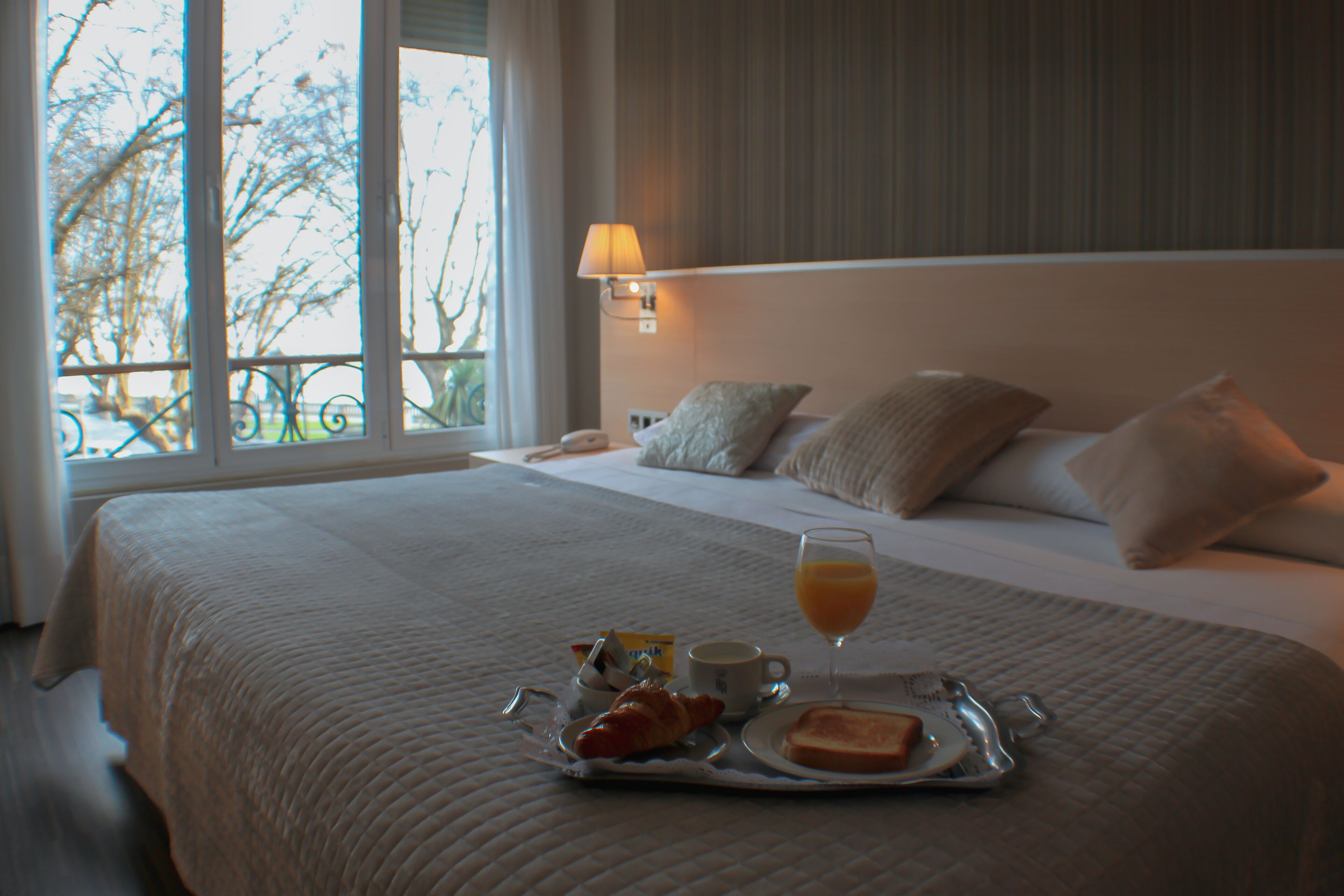 double room, jetted tub (or hydromassage shower) | minibar, in-room safe, desk, soundproofing