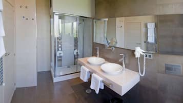 Camera doppia, idromassaggio (or Hydromassage Shower) | Bagno | Set di cortesia gratuito, asciugacapelli, asciugamani
