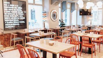 Serveert ontbijt, lunch en diner