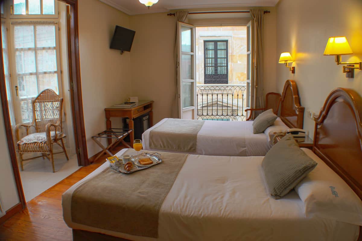 Camera con letto matrimoniale o 2 letti singoli | Minibar, cassaforte in camera, una scrivania, insonorizzazione