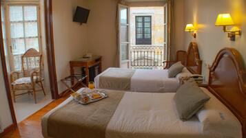 Kamer, 1 twee- of 2 eenpersoonsbedden | Een minibar, een kluis op de kamer, een bureau, geluiddichte muren