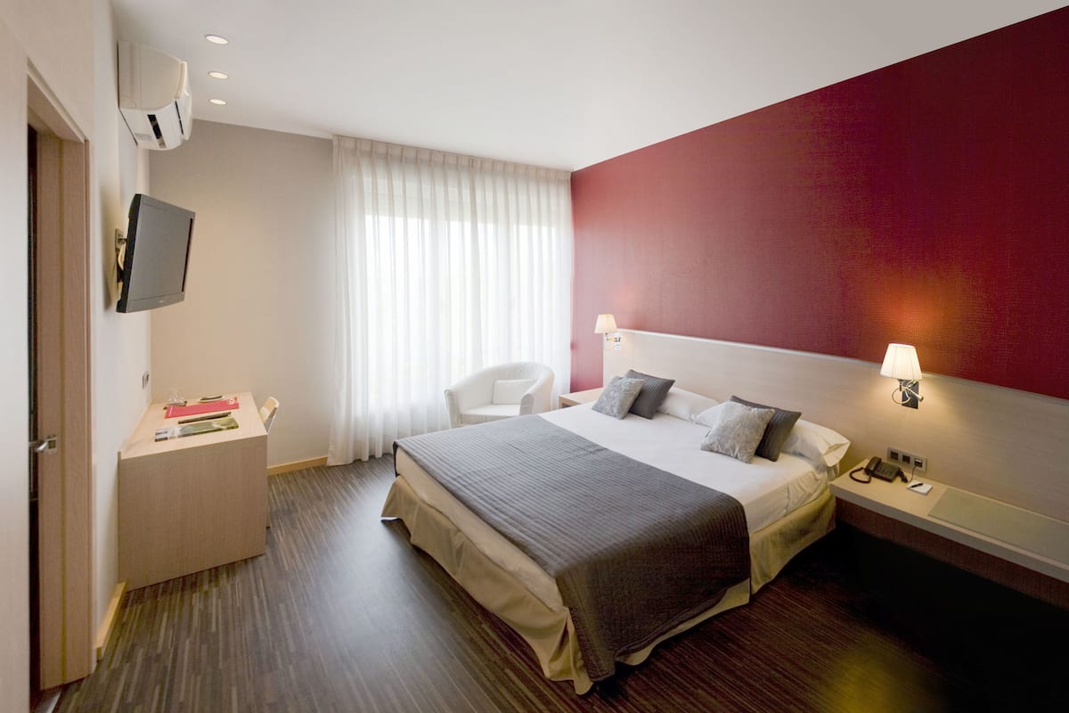 Camera doppia, idromassaggio (or Hydromassage Shower) | Minibar, cassaforte in camera, una scrivania, insonorizzazione
