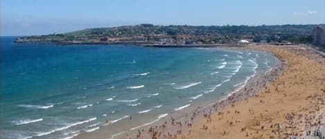 Ubicación a pie de playa y arena blanca