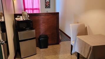 Habitación estándar, 1 cama de matrimonio, baño privado, vistas al mar | Sistema de insonorización, wifi gratis, ropa de cama