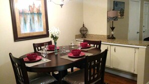 Maison Familiale, 3 chambres | Restauration dans la chambre