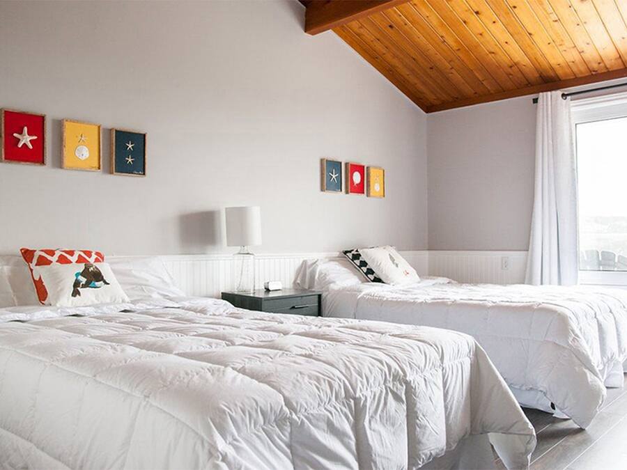 Premium kamer, 2 tweepersoonsbedden, balkon, uitzicht op meer | 1 slaapkamer, luxe beddengoed, een bureau, een strijkplank/strijkijzer