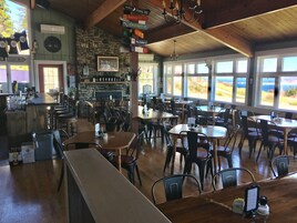 Serviço de almoço, jantar, brunch aos fins de semana; vistas para o mar