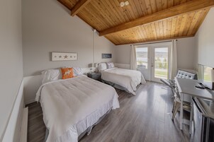 Habitación Premium, 2 camas dobles, balcón, vistas al lago | 1 dormitorio, ropa de cama de alta calidad, escritorio