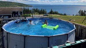 Ein Pool mit Blick auf das Meer und die Berge.