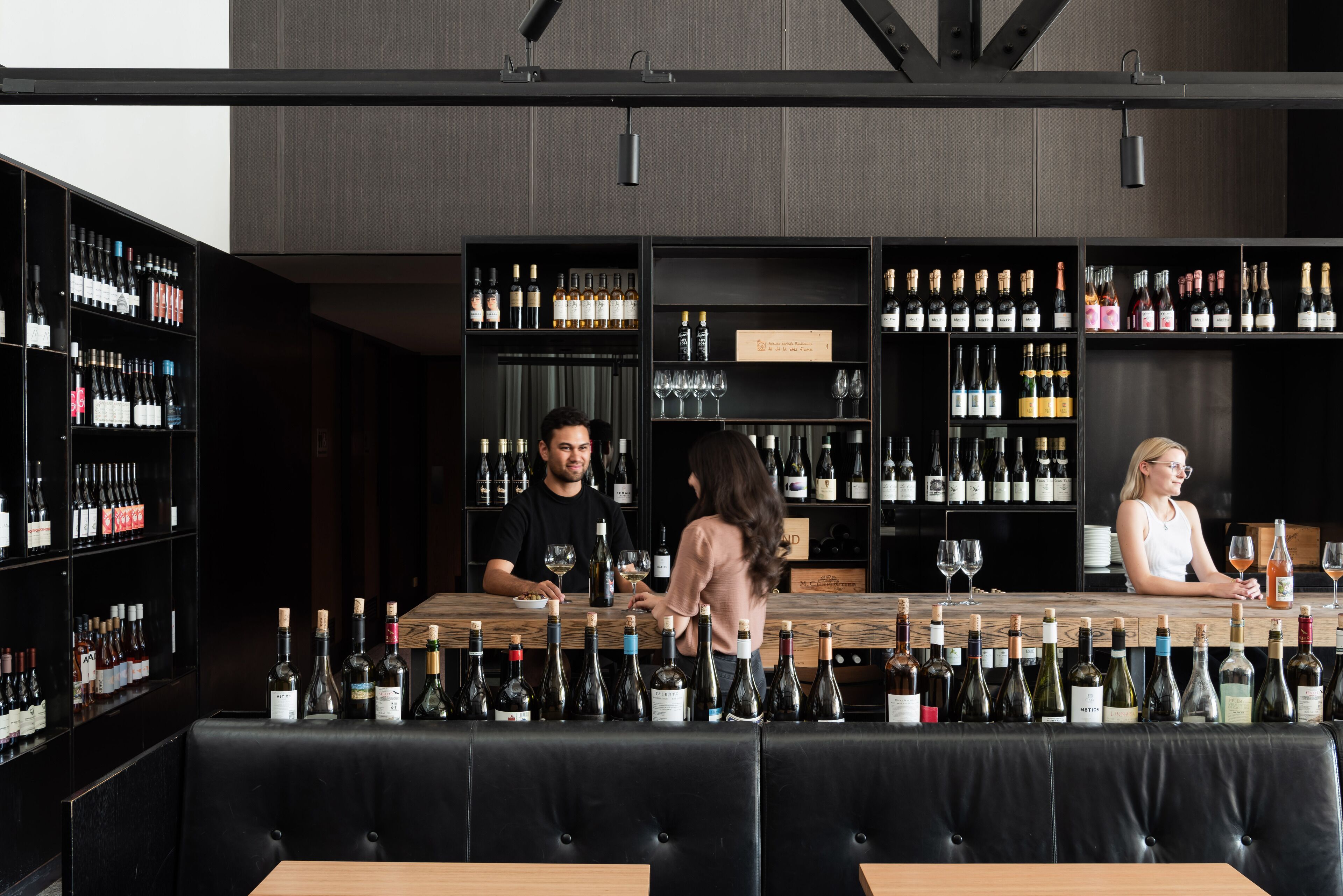 供应午餐和晚餐，时尚欧洲菜