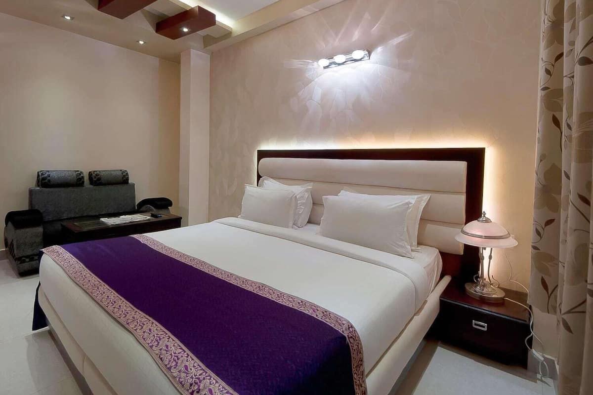 Minibar, värdeförvaringsskåp på rummet, skrivbord och extrasängar