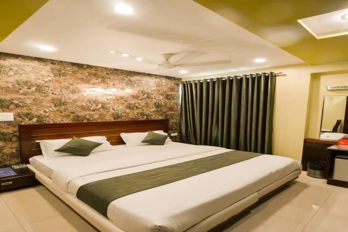 Minibar, värdeförvaringsskåp på rummet, skrivbord och extrasängar