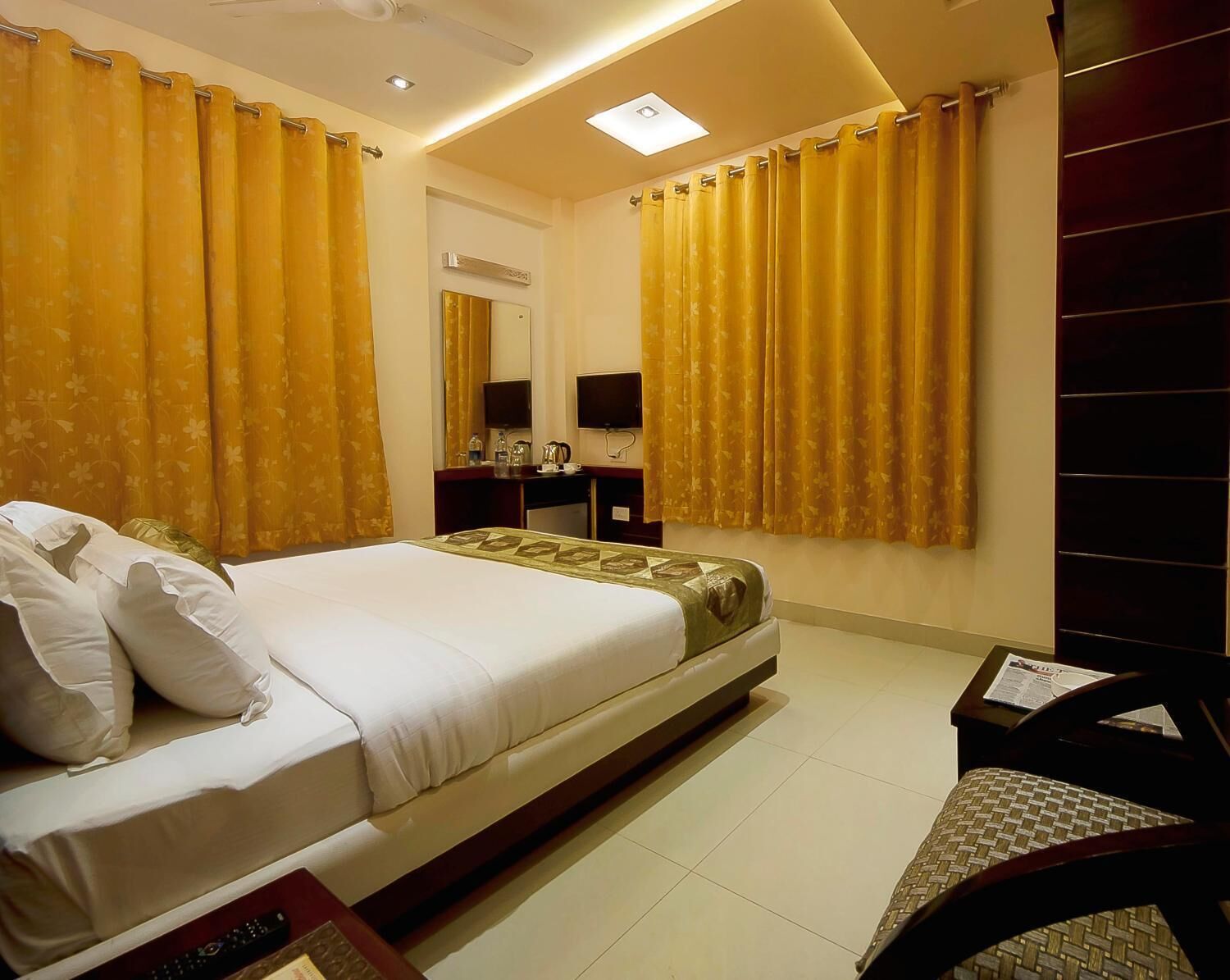 Minibar, värdeförvaringsskåp på rummet, skrivbord och extrasängar