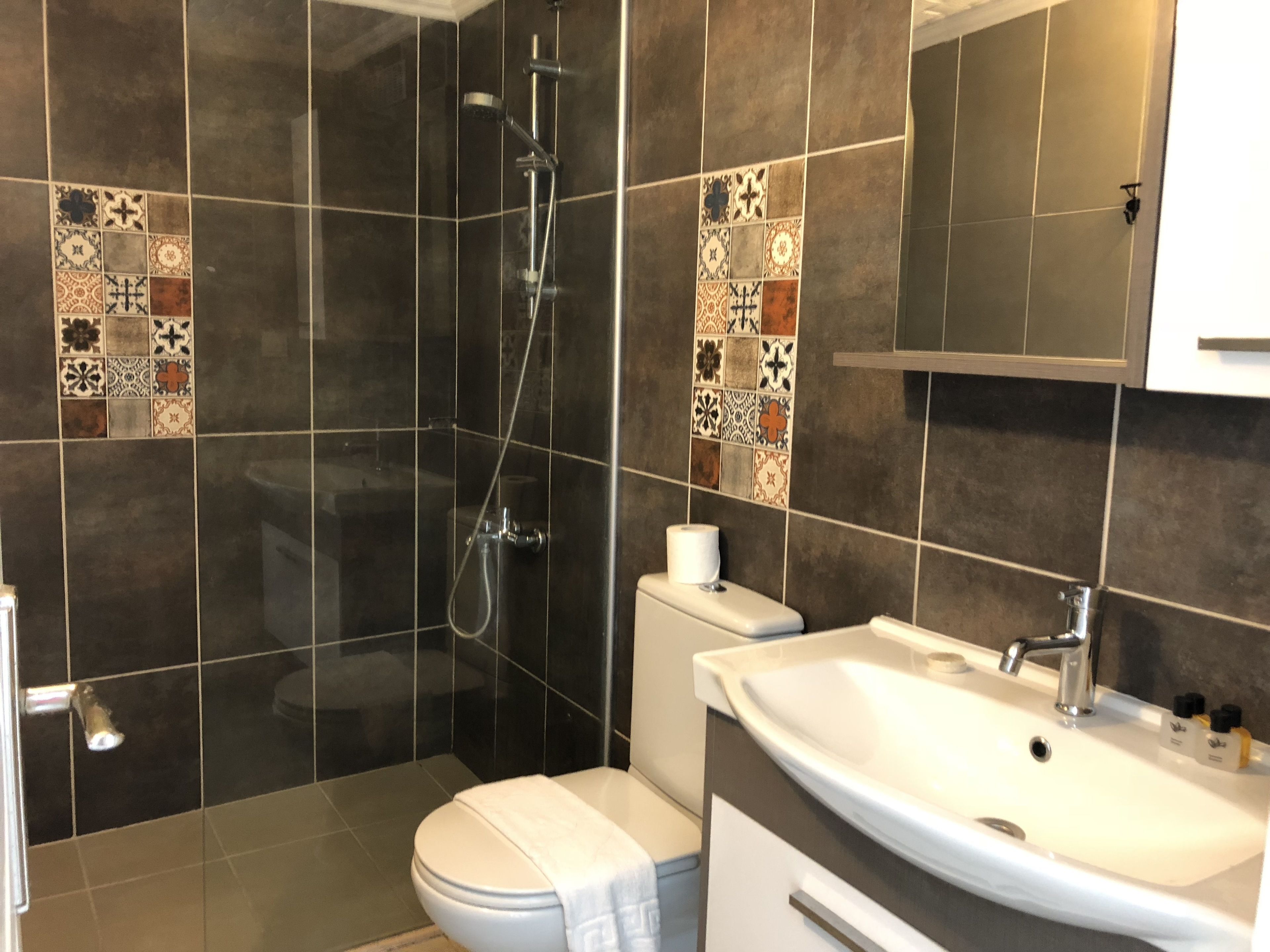 comfort room, 1 queen bed, pool view, poolside | bathroom | shower, rainfall showerhead, free toiletries, hair dryer