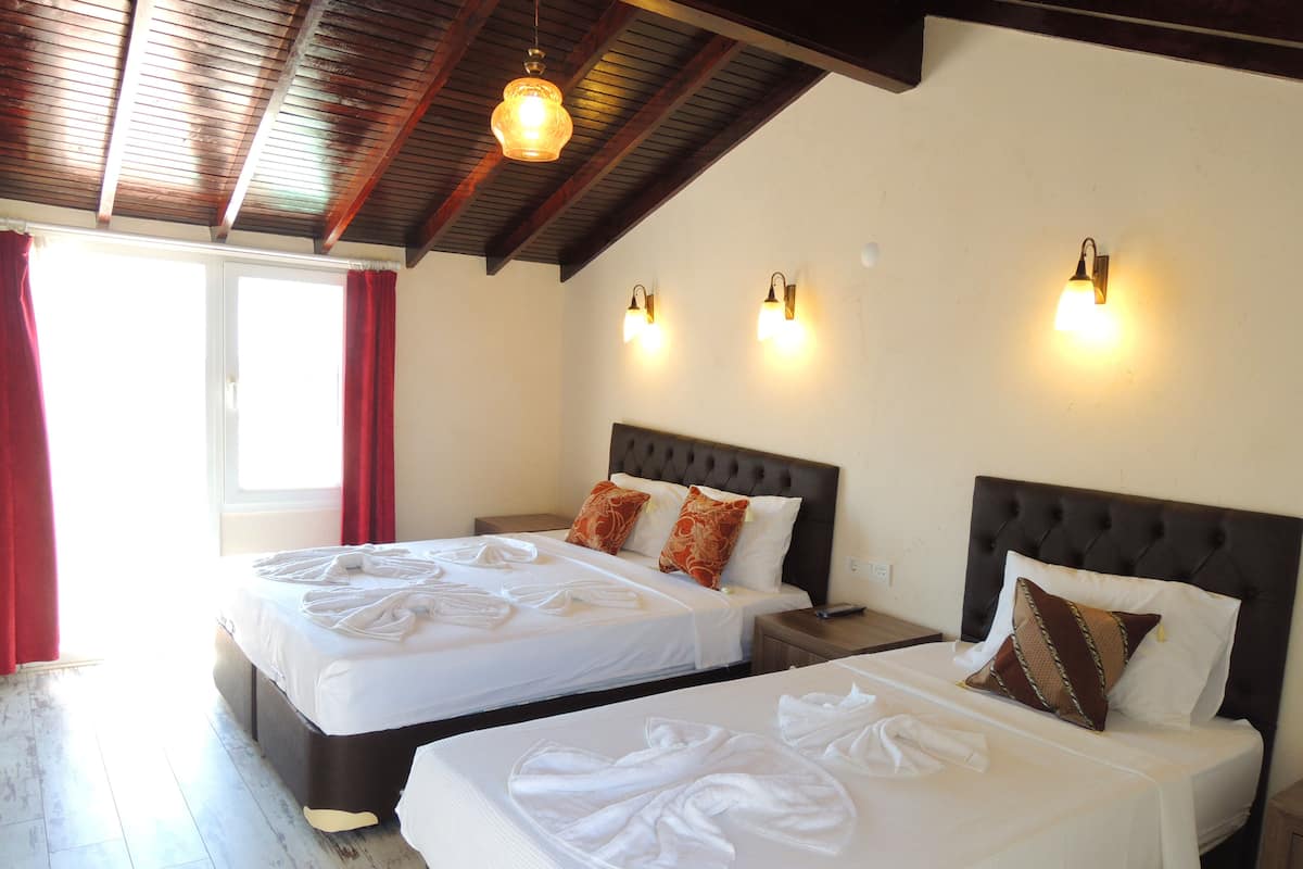 Kamar Triple Panorama, balkon, pemandangan kota | 1 kamar tidur, brankas, meja kerja, dan Wi-Fi gratis