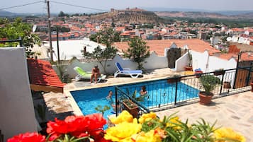 Piscine extérieure, parasols de plage, chaises longues