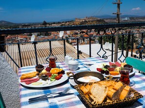Free daily continental breakfast  - Villa Dreams (Selçuk)