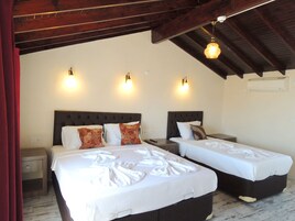 Panoramic Τρίκλινο Δωμάτιο, Μπαλκόνι, Θέα στην Πόλη | Χρηματοκιβώτιο στο δωμάτιο, γραφείο, δωρεάν Wi-Fi, κλινοσκεπάσματα 