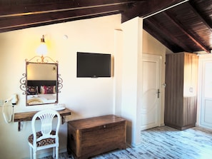 Panorama-Zimmer, Whirlpool, Stadtblick | Wohnbereich | LED-Fernseher