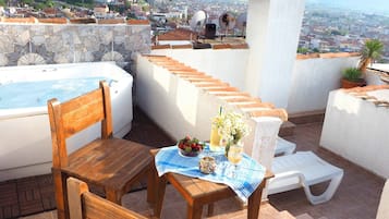 Habitación panorámica, hidromasaje, vista a la ciudad | Tina de hidromasaje