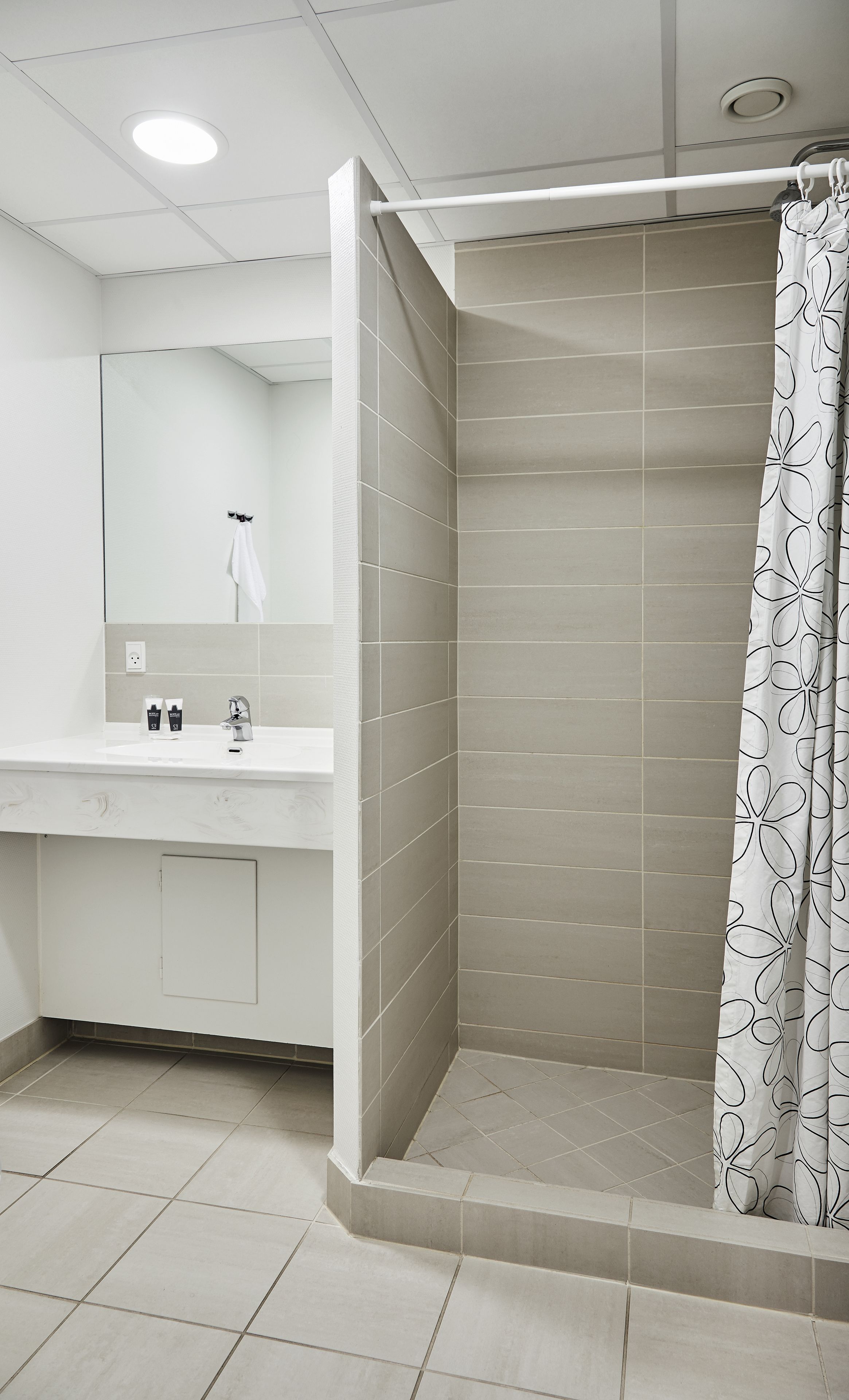 Dusche, kostenlose Toilettenartikel, Haartrockner, Handtücher