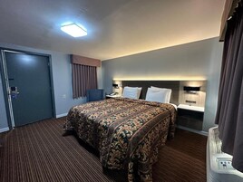 Quarto econômico, 1 cama King, para não fumantes | Camas extras/dobráveis (sobretaxa), Wi-Fi de cortesia, roupa de cama