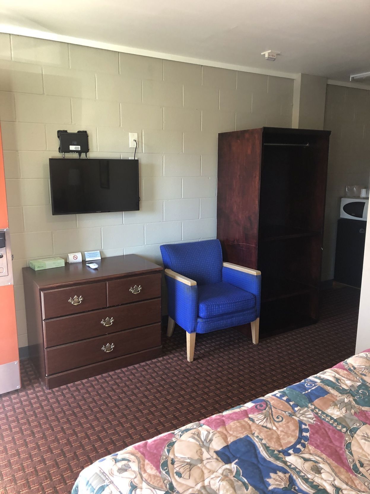 Rollaway beds, free WiFi, bed sheets