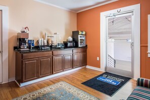 Free continental breakfast on weekdays - Rodeway Inn & Suites Walhalla (Walhalla)