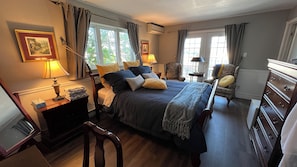 Quarto clássico, 1 cama Queen, banheiro privativo | 1 quarto, roupas de cama premium, individualmente decorados