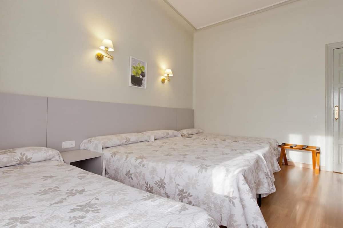 Quarto quádruplo | Escrivaninha, cortinas blackout, Wi-Fi de cortesia