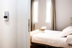Double or Twin Room | Desk, blackout drapes, free WiFi - Hostal Andorra (Madrid)