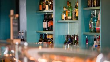 Un bar con estantes llenos de diferentes botellas de alcohol.