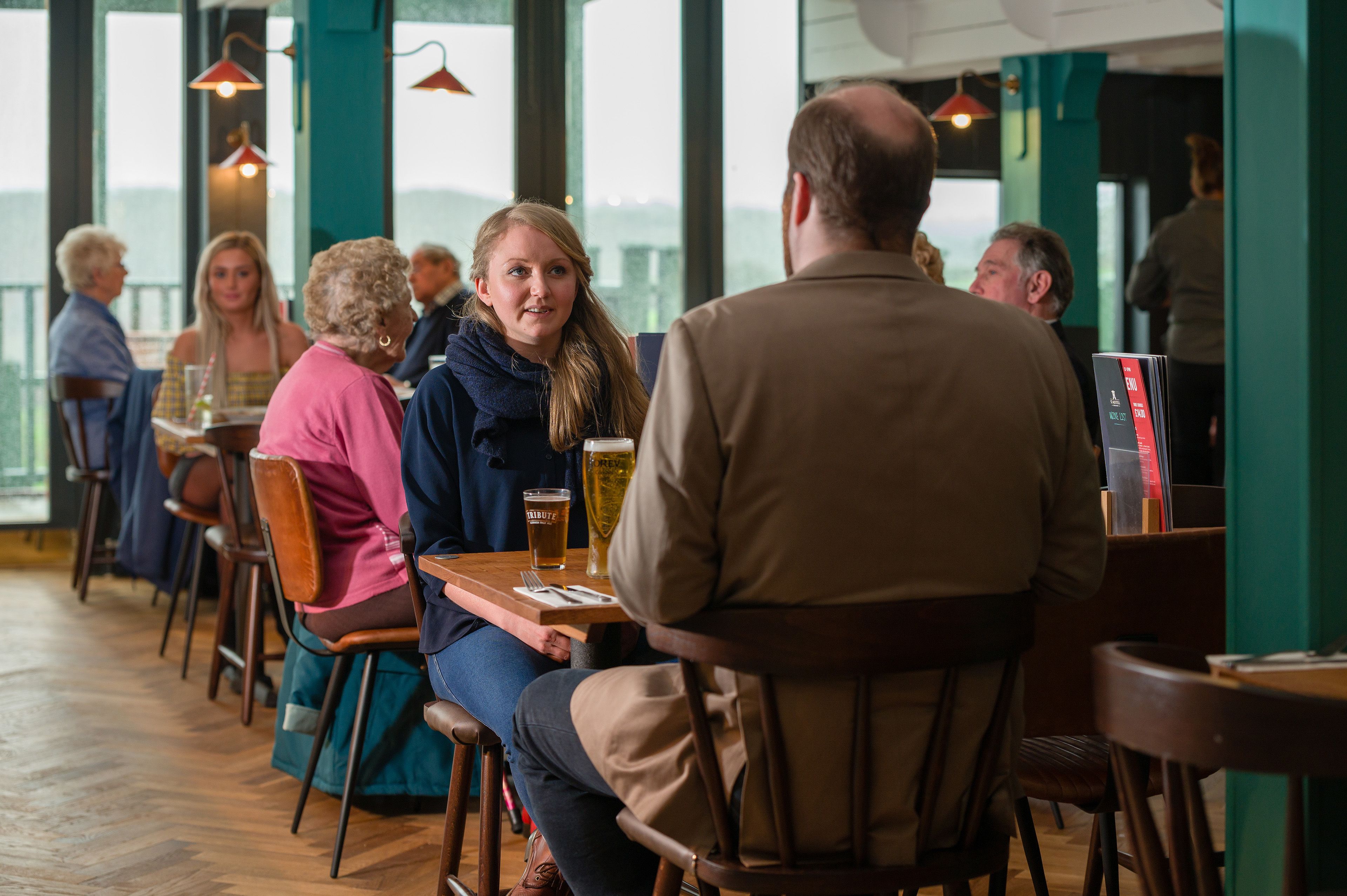 Melayani sarapan, makan siang, makan malam; sajian masakan Inggris 