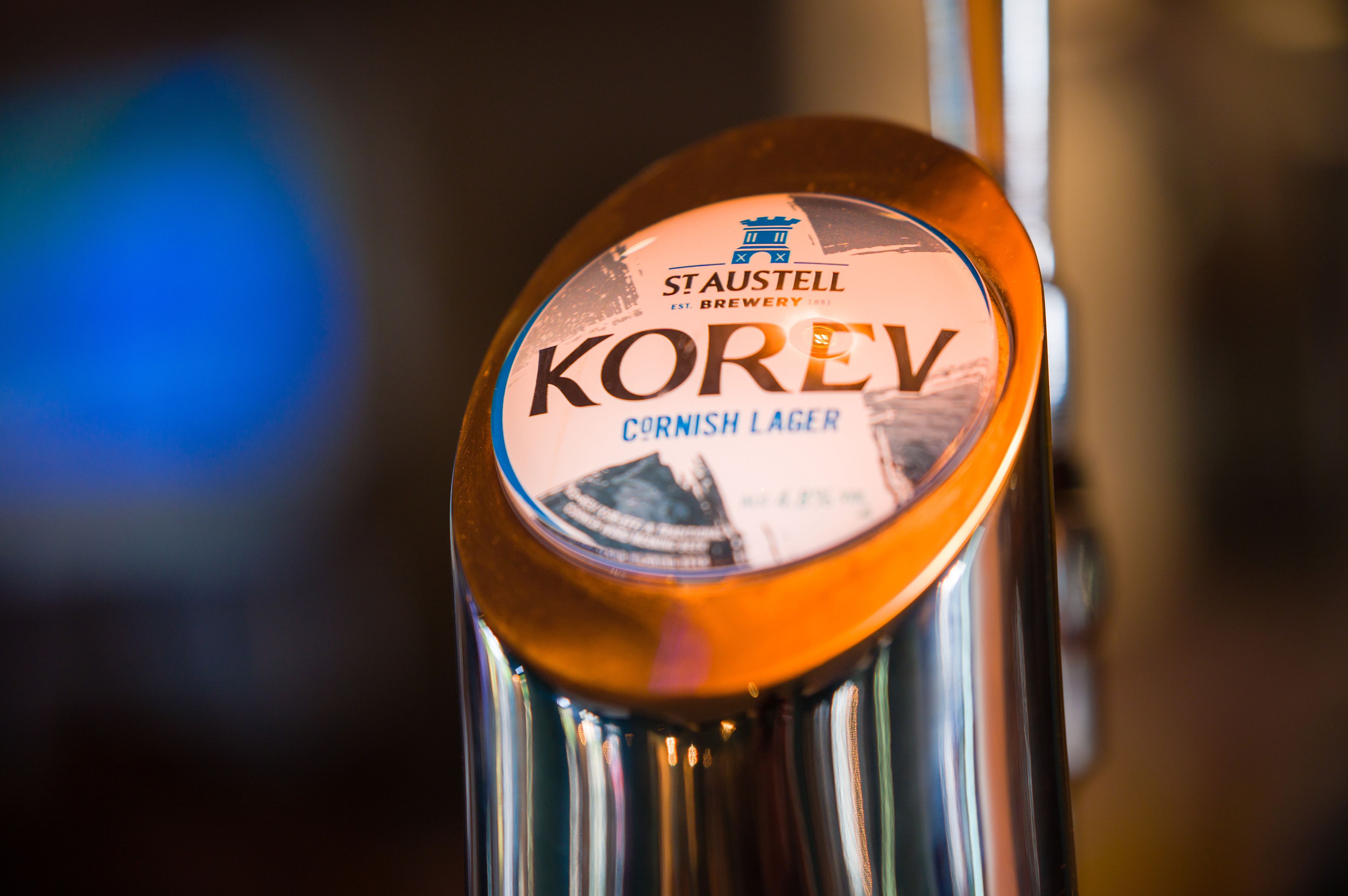 Et nærbillede af et fadølshane mærket "Korev Cornish Lager" fra St. Austell Brewery.