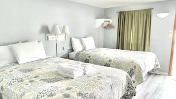 Dobbeltrom – deluxe, 2 queensize-senger, bassengutsikt (1st floor) | Skrivebord, blendingsgardiner og strykejern/-brett